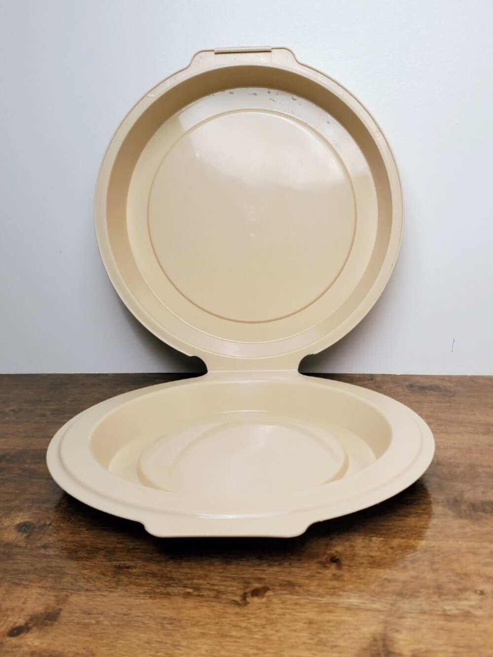 Vintage Pyrex Beige Pie Keeper Carrier Clamshell Plastic Holds 9" Pie Plate P309